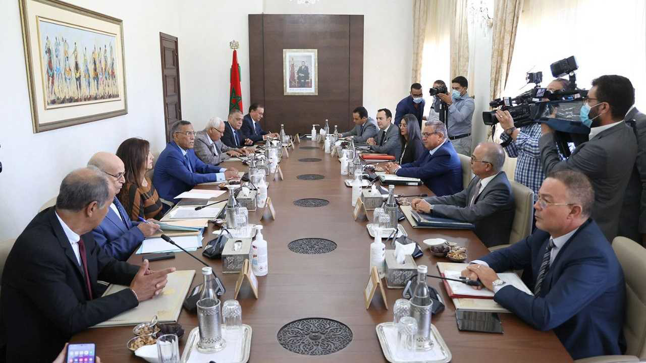 You are currently viewing انقضاء محادثات الأجور بين الحكومة والنقابات التعليمية: تفاصيل الخلافات والمطالب المتباينة